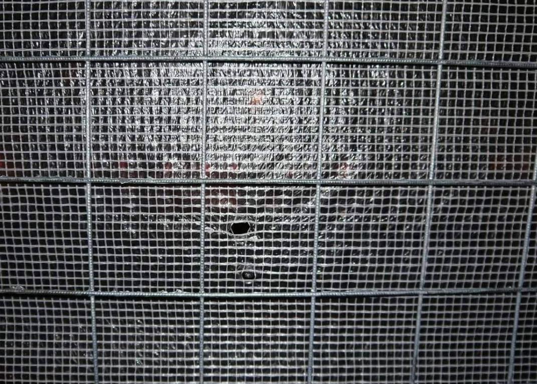 Фото дырки в заборе, за которую в том числе дали штраф, Дениса Шендеровича